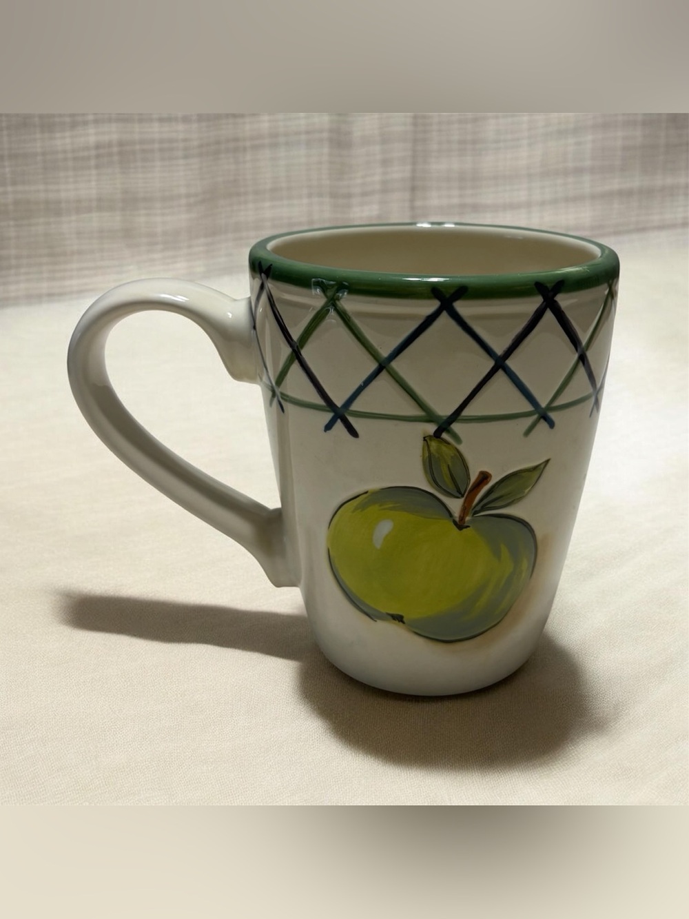Tabletops Gallery Fruit Lattice Apple Mug – Hand Painted